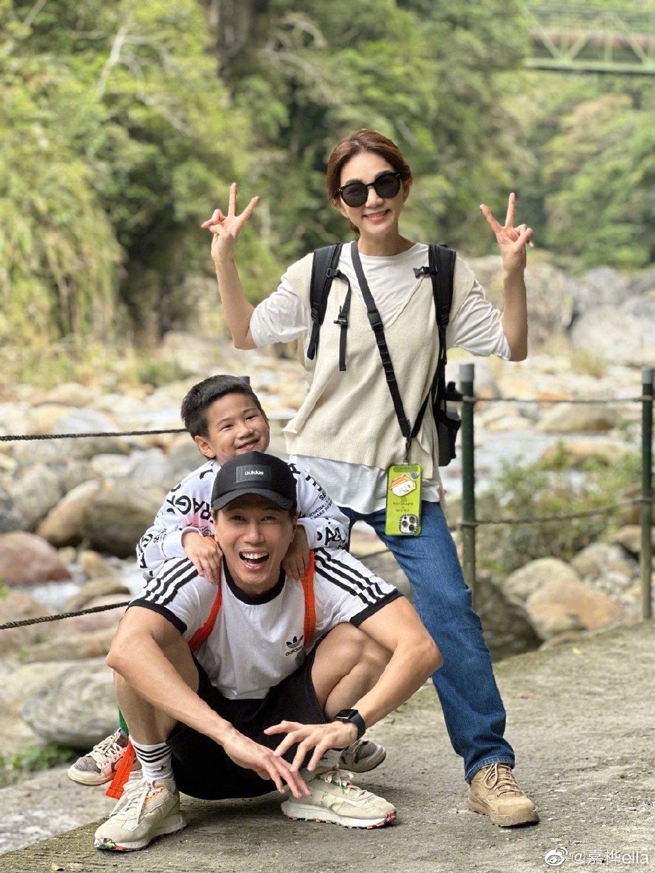 组图:ella陈嘉桦晒海边全家福 和老公儿子嘟嘴比耶好幸福