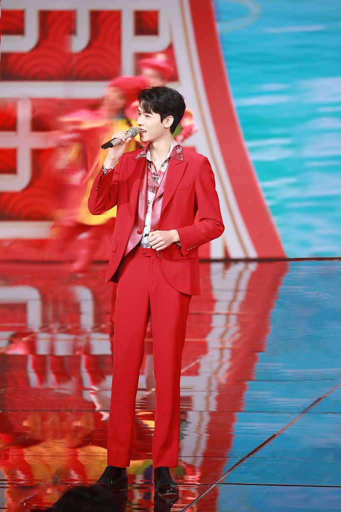 龚俊现身央视2022元宵晚会 着红西装献唱《正月十五闹花灯》