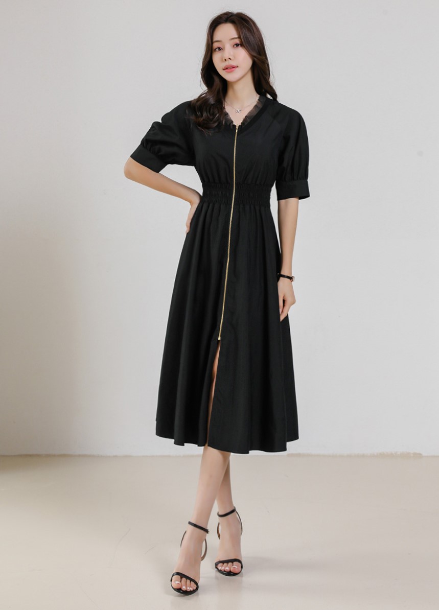 修身版型的黑色连衣裙
