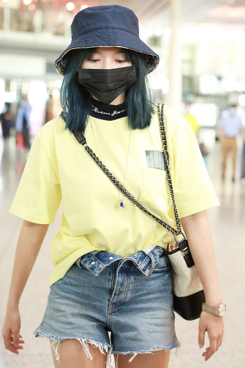 程潇街拍:andrea martine黄t恤jimmy choo球鞋阳光少女