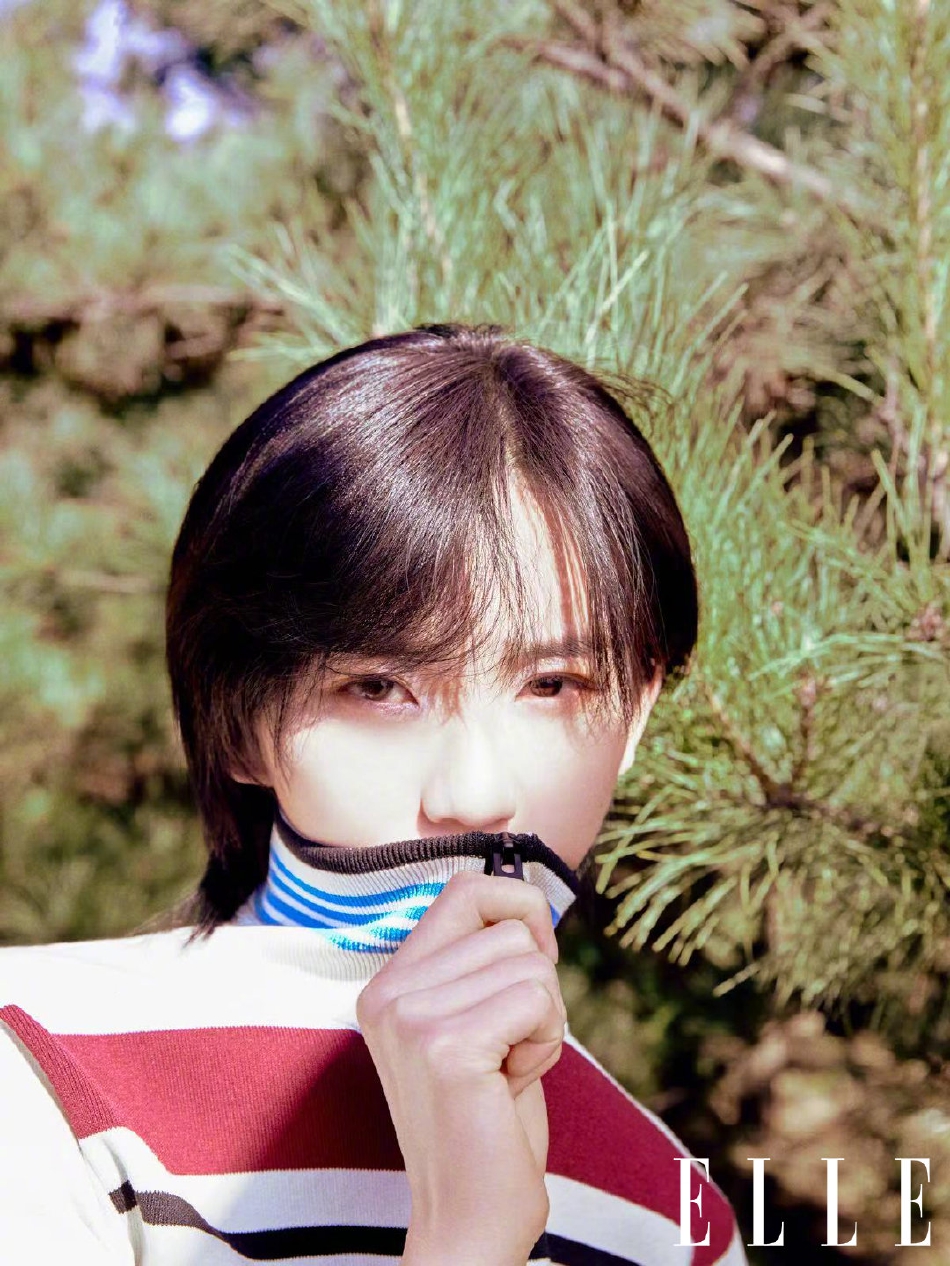 组图:陆柯燃飒爽森系大片释出 黑白装扮搭配短发清爽利落