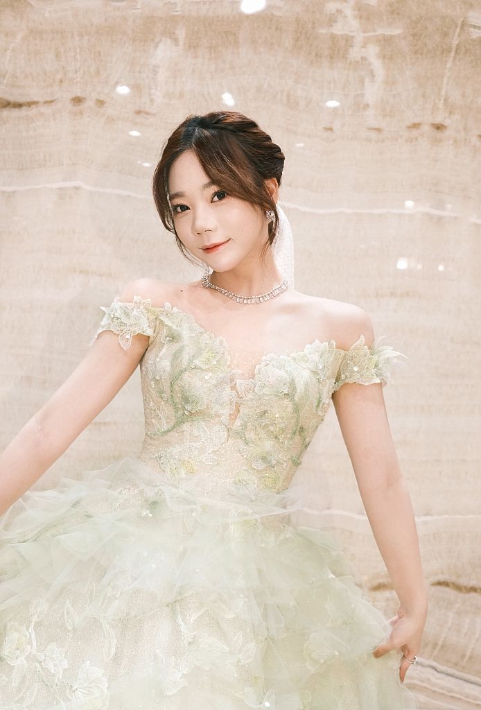 张紫宁《了不起的歌》舞台唯美写真释出 着浅绿落肩纱裙美如仙