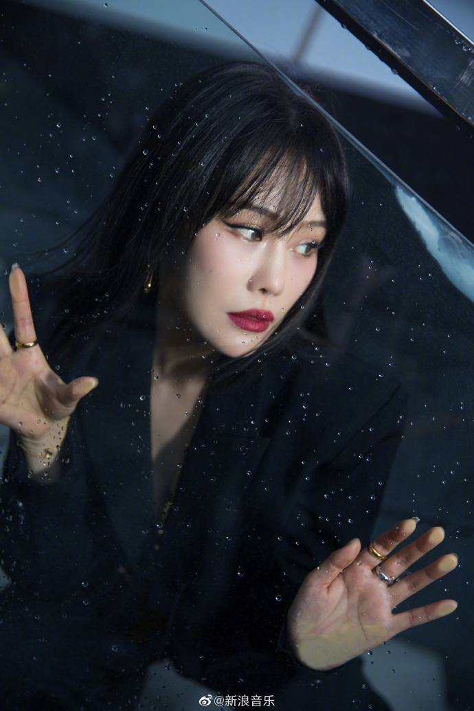 组图:袁娅维最新写真大片曝光 露腰西装配高腰西裤性感干练