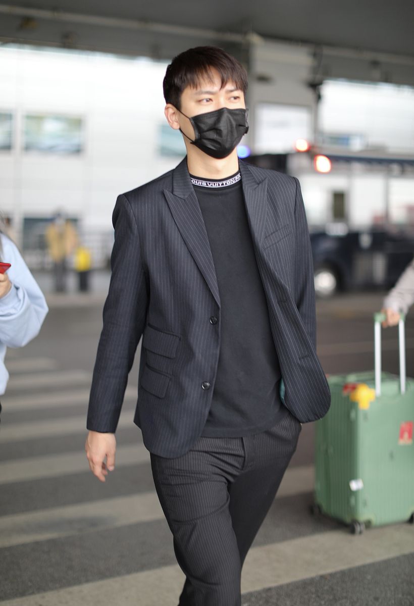 熊梓淇街拍:条纹西装lv打底衫切尔西靴高冷总裁范