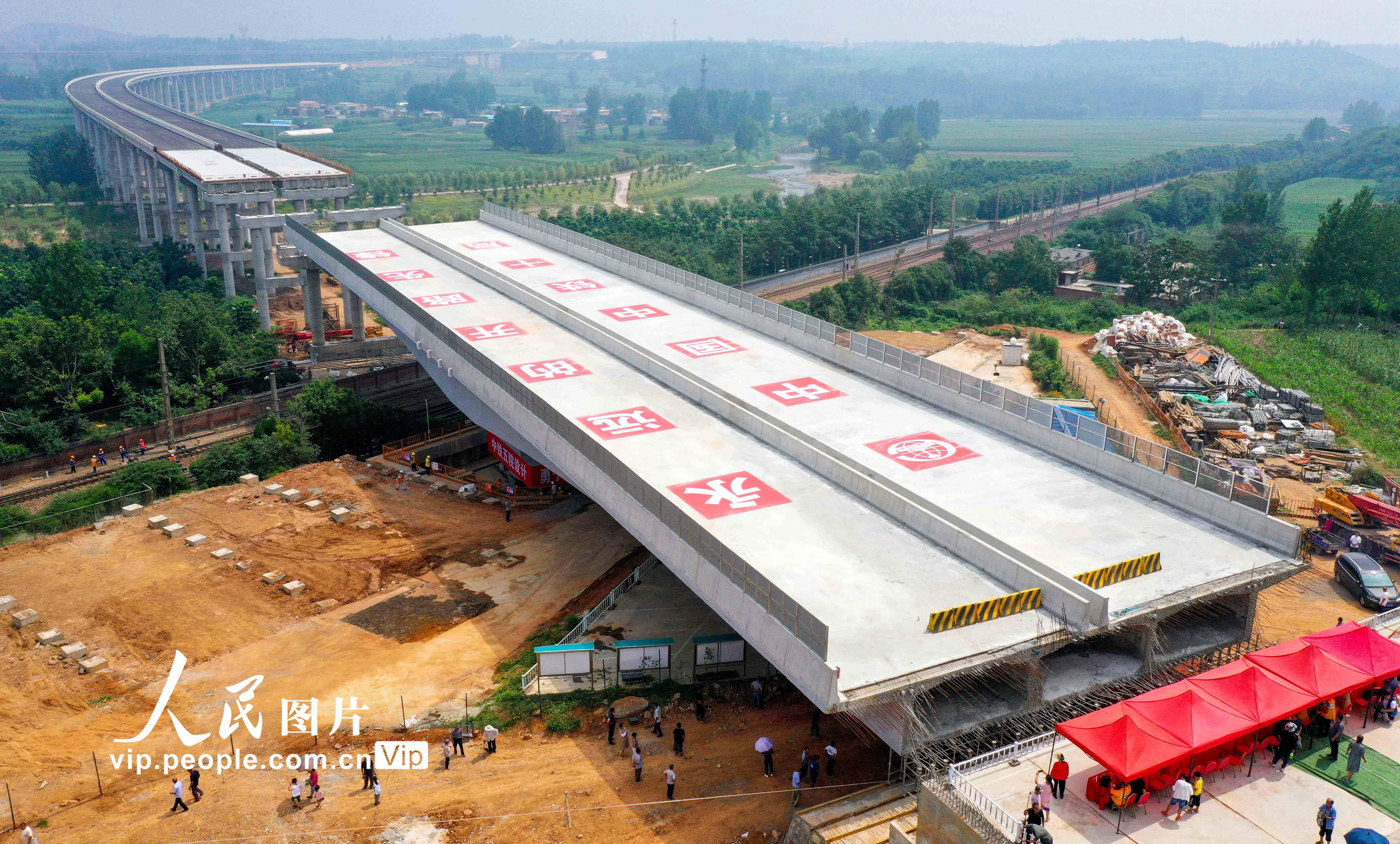 新伊高速上跨陇海铁路桥成功转体