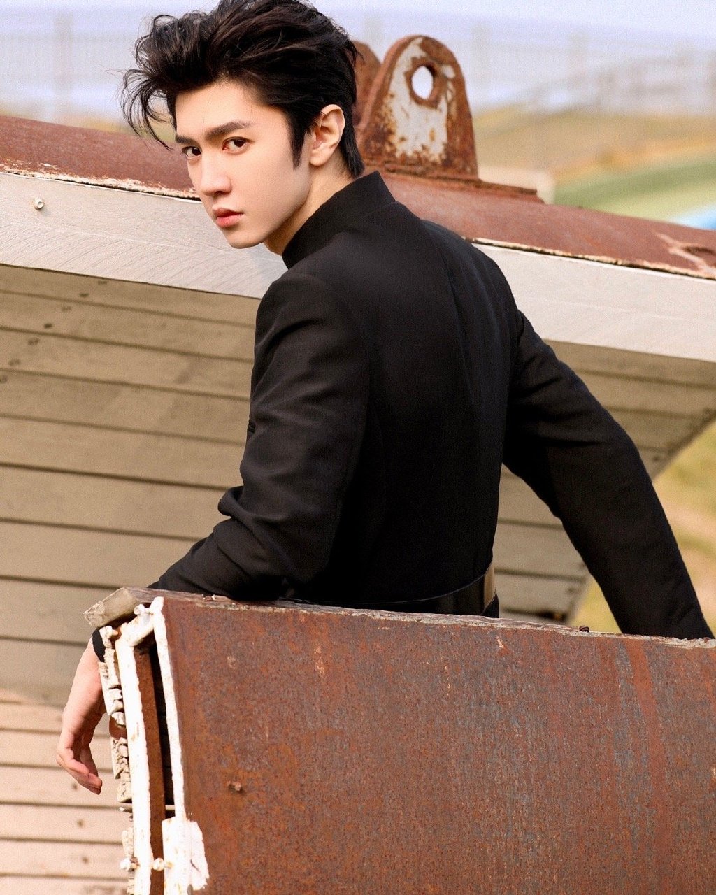 张哲远出席微博之夜造型,黑色别致束腰西装,释放别致的个性风貌