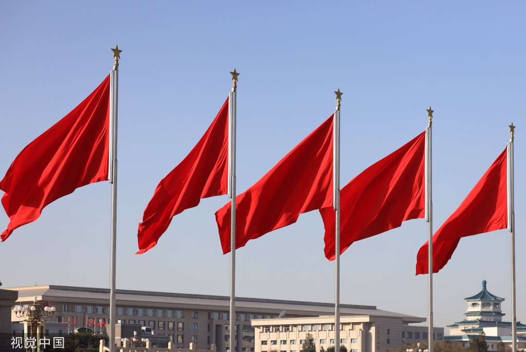 北京:天安门广场红旗飘飘 喜迎两会开幕
