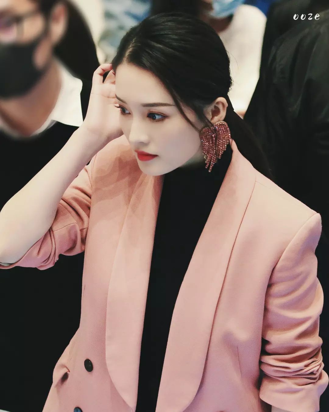 李沁穿搭太有少女感了!粉色西装搭配粉色流苏大耳环,精致又优雅