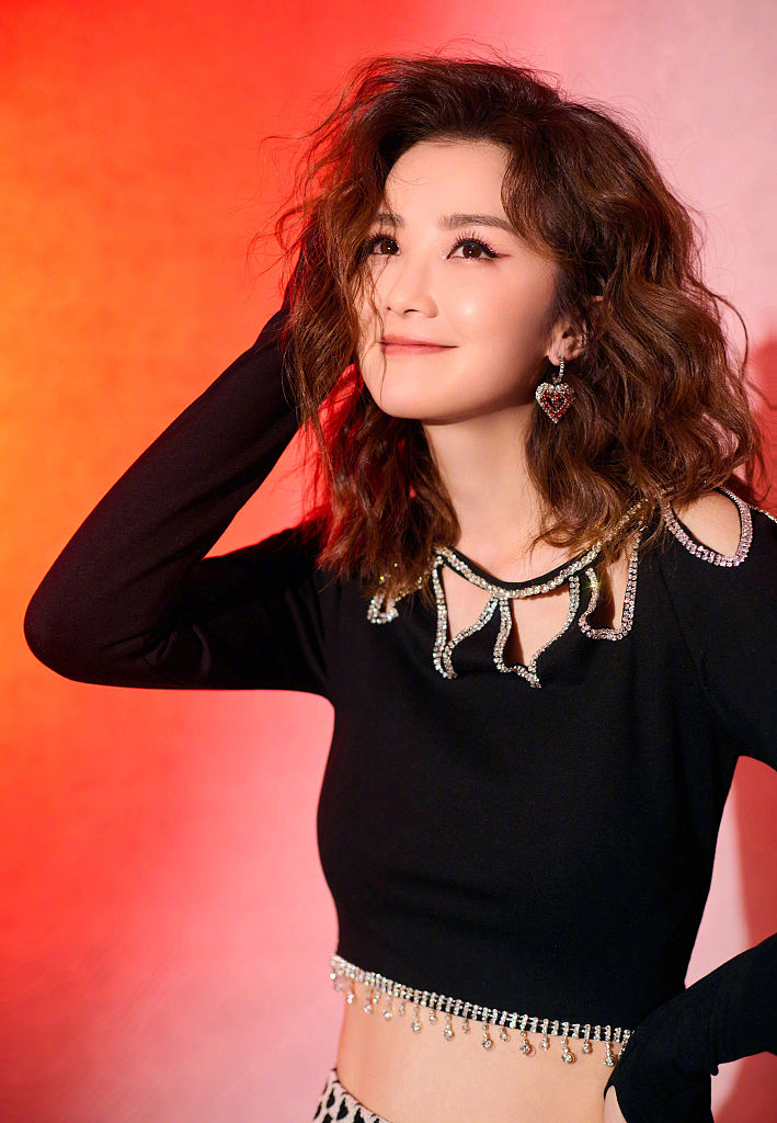 蔡卓妍《乘风破浪》初舞台造型曝光 黑色露脐衫搭红色纱质斗篷