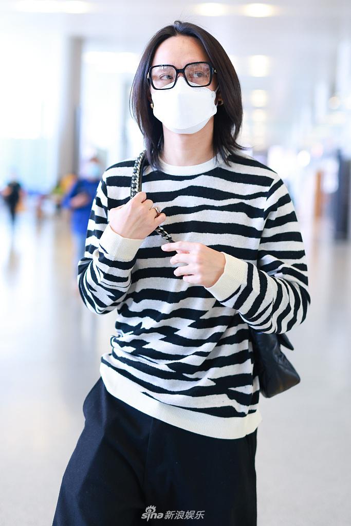 组图:尹正瘦身成功后亮相机场 长发披肩飘逸帅气