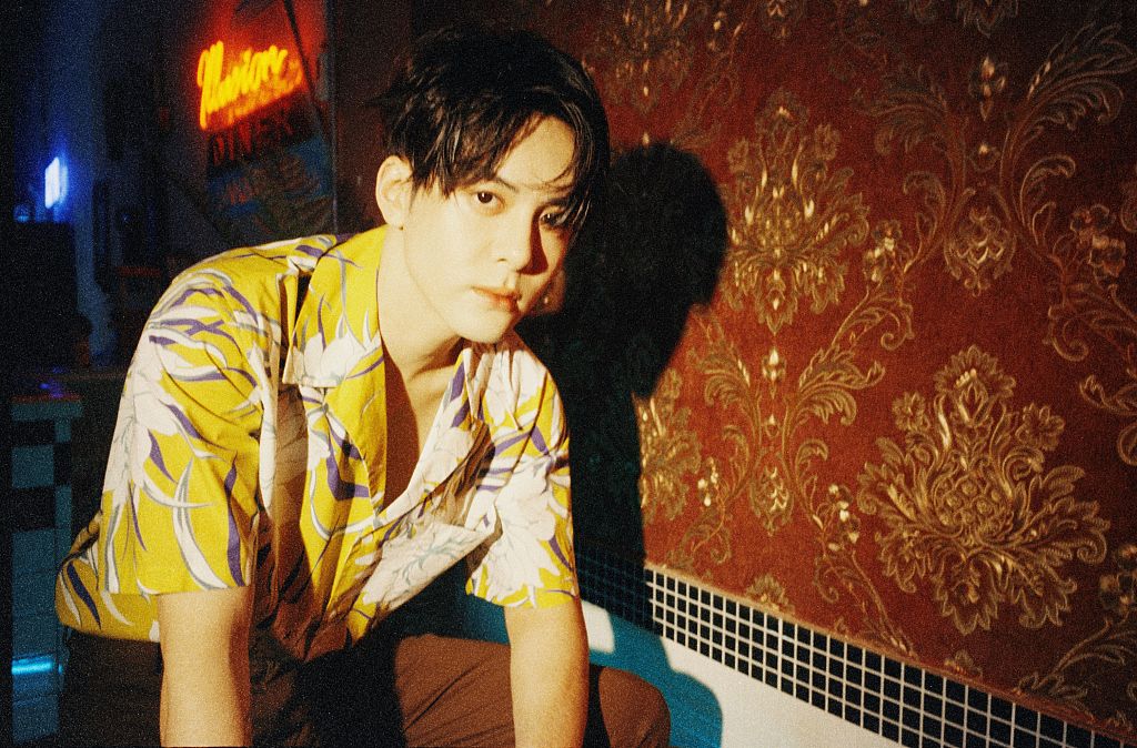 曾舜晞复古胶片写真曝光 着花衬衫打麻将化身港风男神