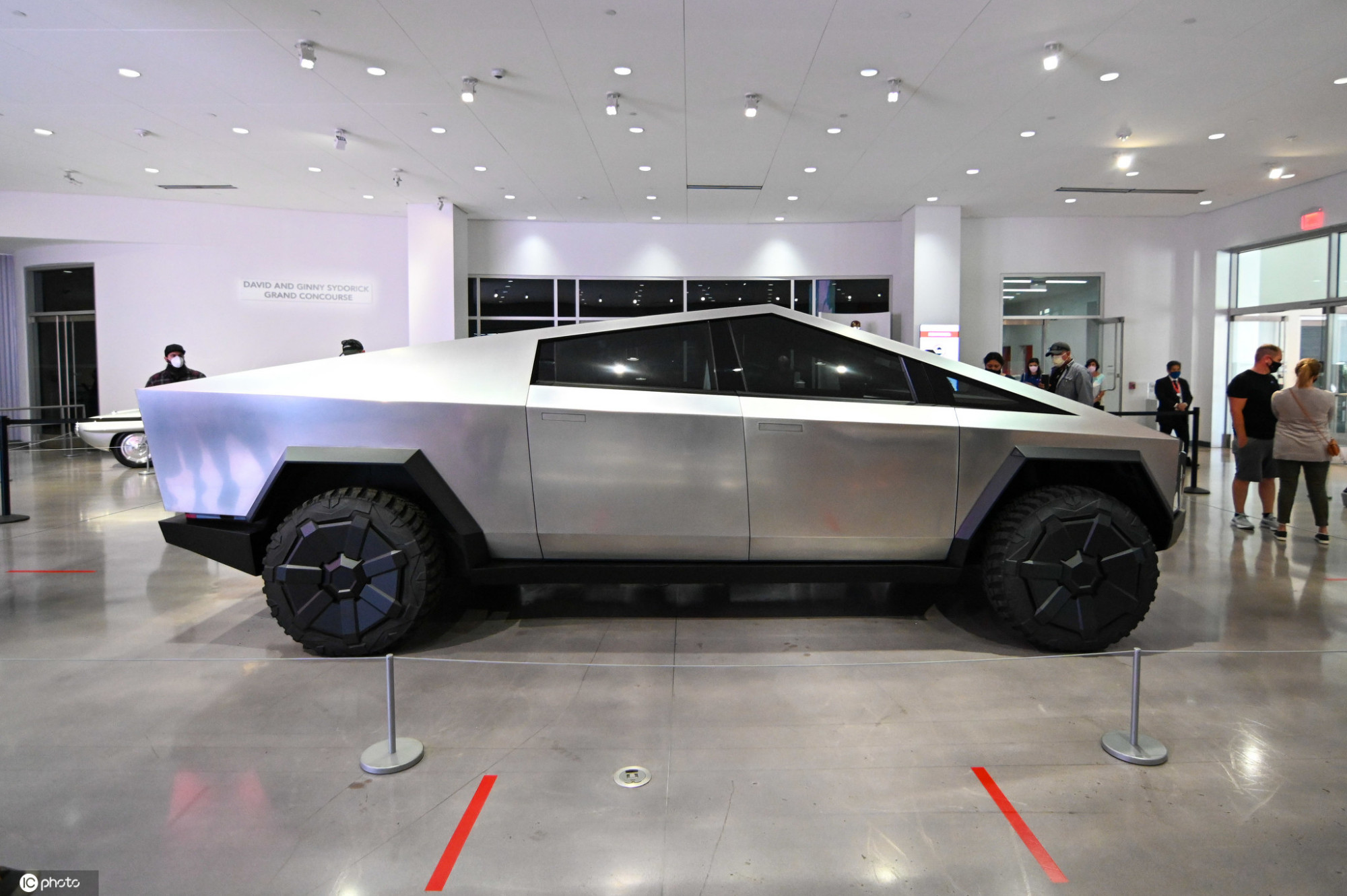 特斯拉首款皮卡车亮相洛杉矶博物馆预计2021年投入生产