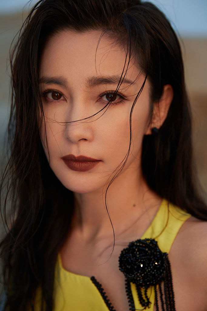 李冰冰亮相2021金鸡奖闭幕仪式 海风吹拂裙摆飞扬气质优雅