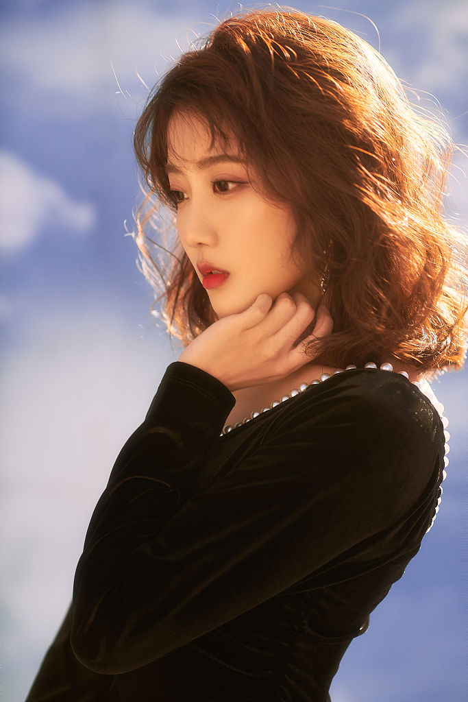 李艺彤生日写真氛围感拉满 黑裙红唇尽显复古摩登