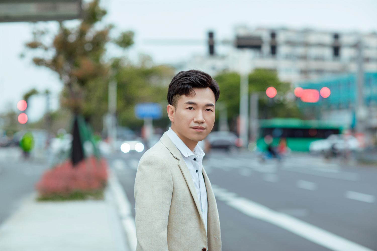 曝照:歌手演员庄闲成熟稳重商务风型男大片登场