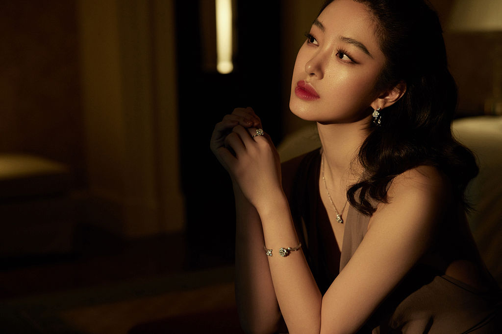 杨采钰出席迪奥品牌活动 呈现独立女性自信迷人之美