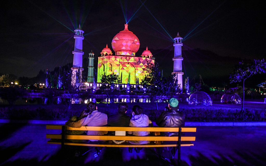 哥伦比亚泰姬陵公园重开 夜晚上演绚丽灯光秀