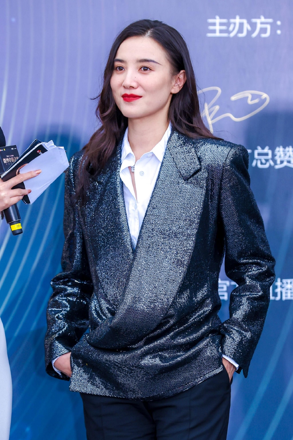 组图:宋佳亮相2022微博电影之夜 身穿黑色亮面西装飒气十足