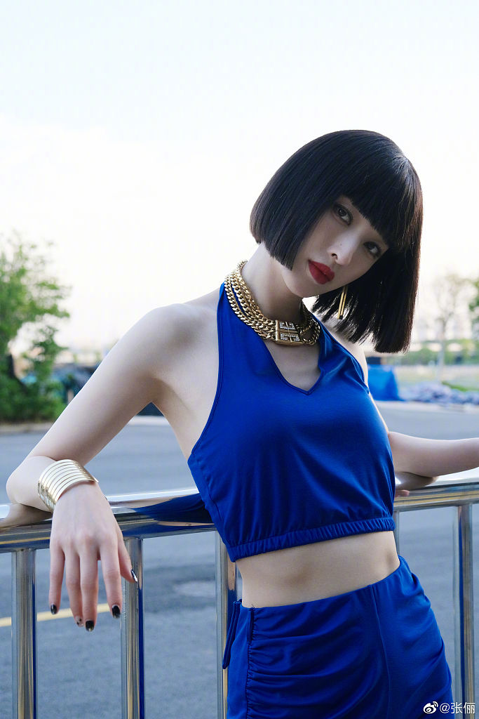 张俪发布蓝色套装亮眼写真 短发齐刘海造型冷艳摩登