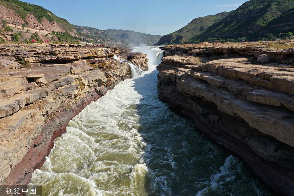 山西临汾:黄河壶口瀑布激流悬挂彩虹