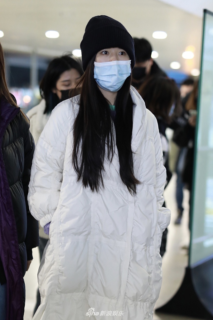 组图:脸太小?赵露思现身机场"大口罩"引热议