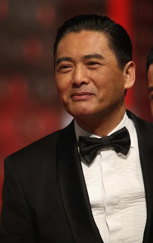 组图:周润发下月将参与摄影展 一头白发与作品合照风采依旧