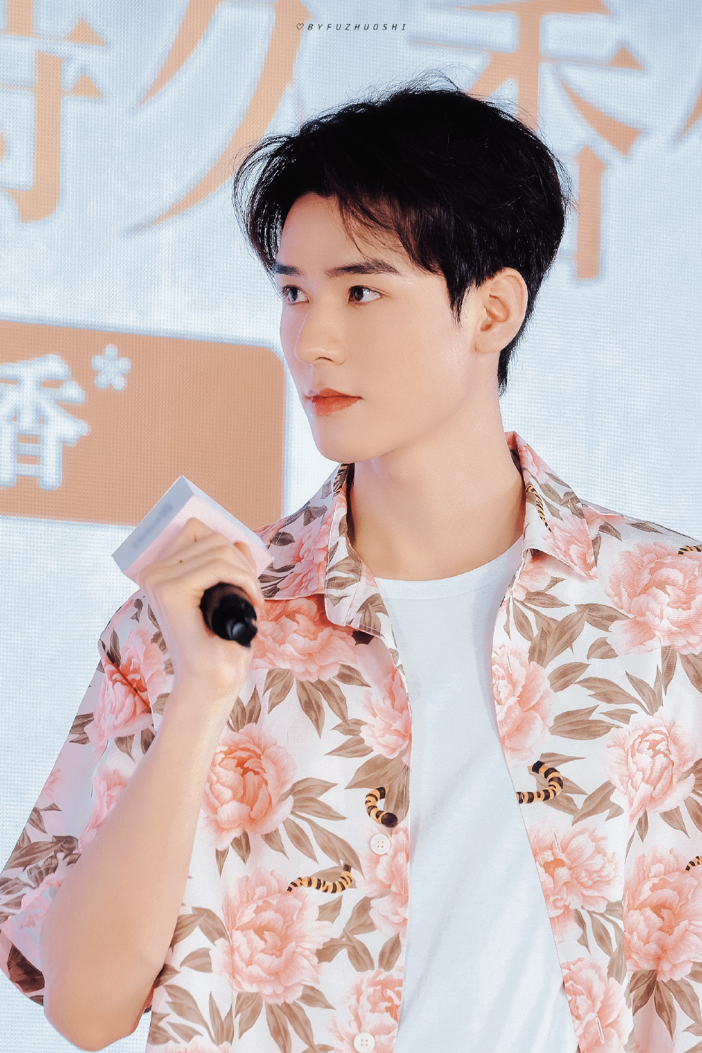 龚俊直播造型,粉色花衬衫外套,清新活力,花衬衫也能穿出少年感