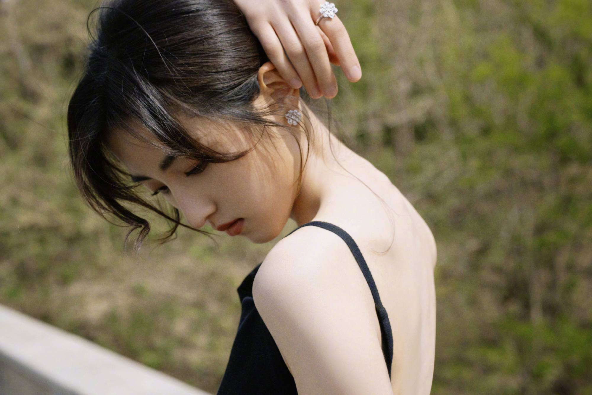 张子枫亮相北影节造型,黑色极简礼服,搭配帆布鞋,随性又自在