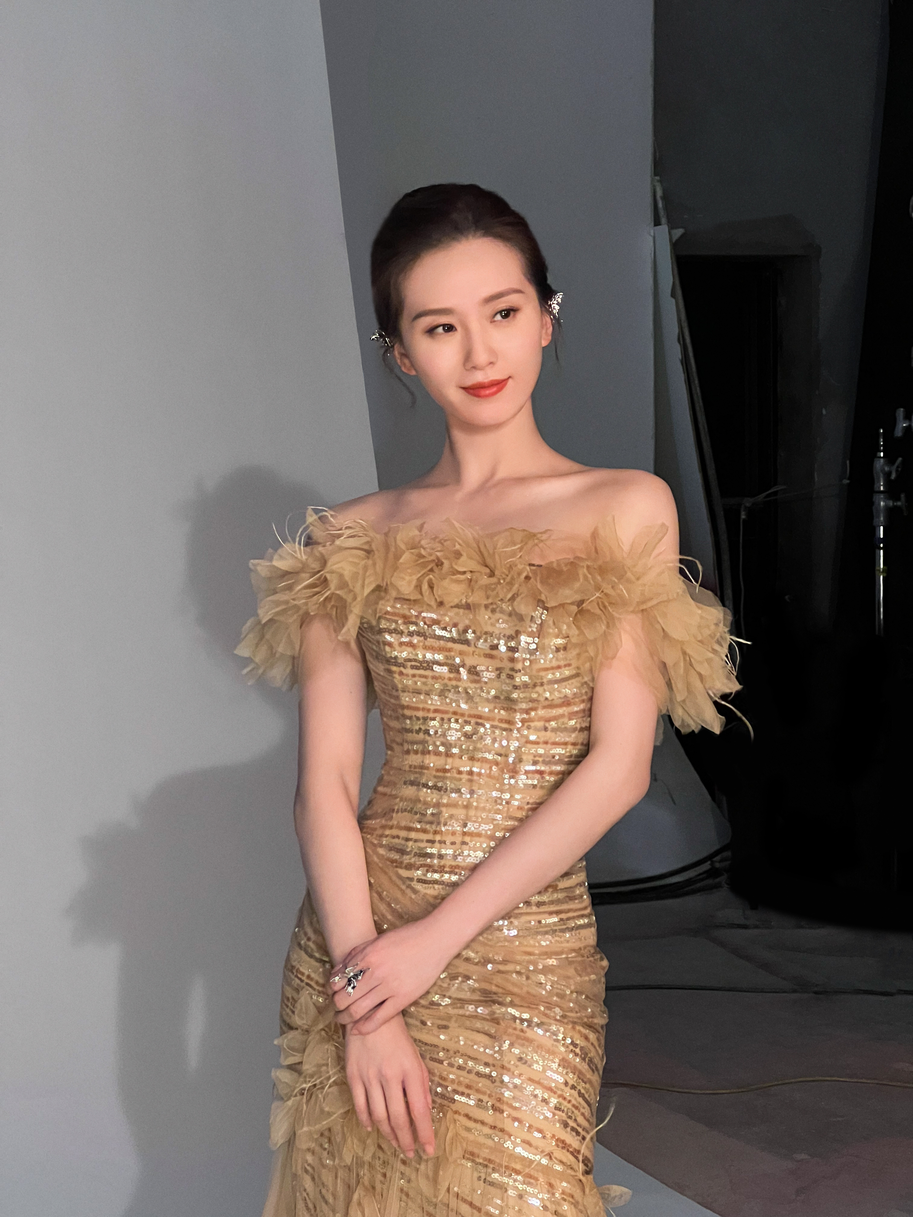 刘诗诗金色抹胸裙高贵优雅 秀修长天鹅颈气质超群