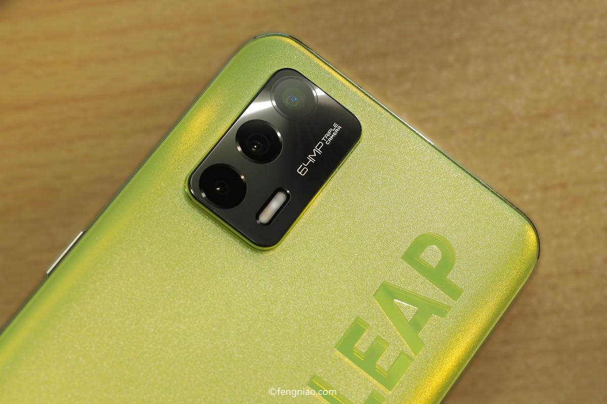 来康康点亮后的realme真我q3 pro"萤火虫"版有多酷