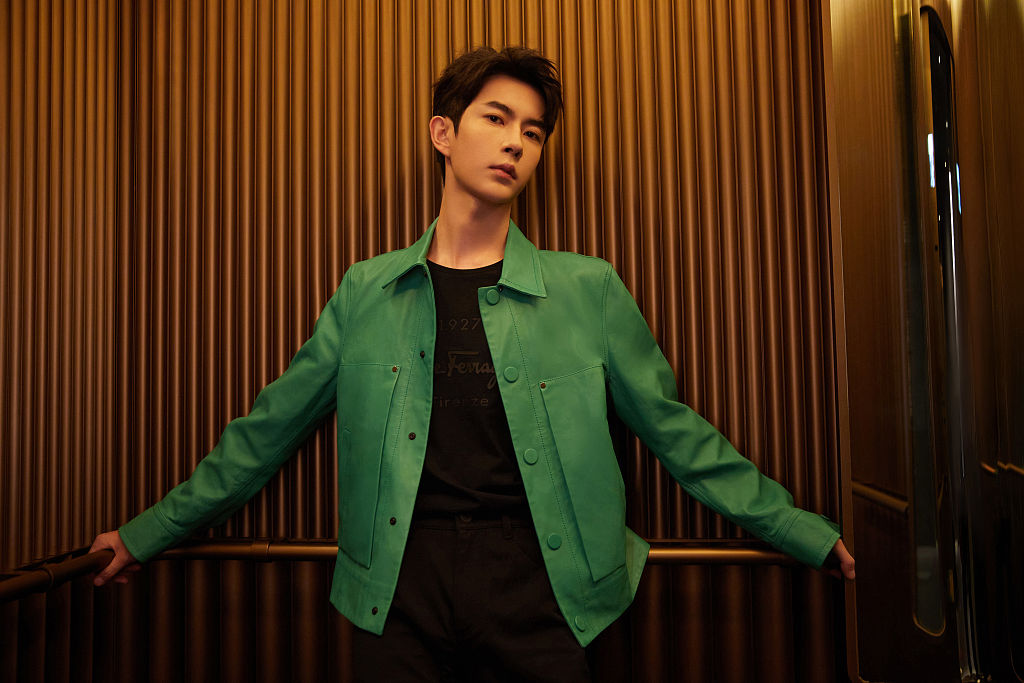 于朦胧亮绿皮衣复古感十足 梳碎发眉眼清秀少年感满满