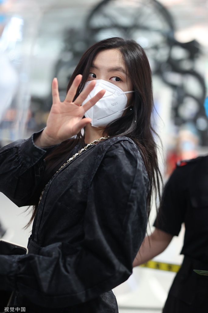 组图:王艺瑾素颜皮肤白皙颜值吸睛 穿泡泡袖牛仔裙变酷girl