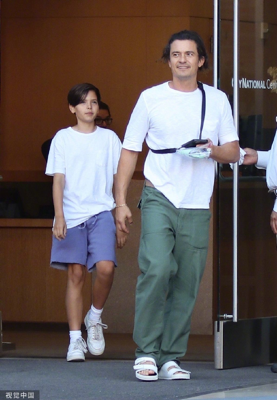 组图:奥兰多·布鲁姆和儿子一同外出 父子休闲穿搭出街抢眼