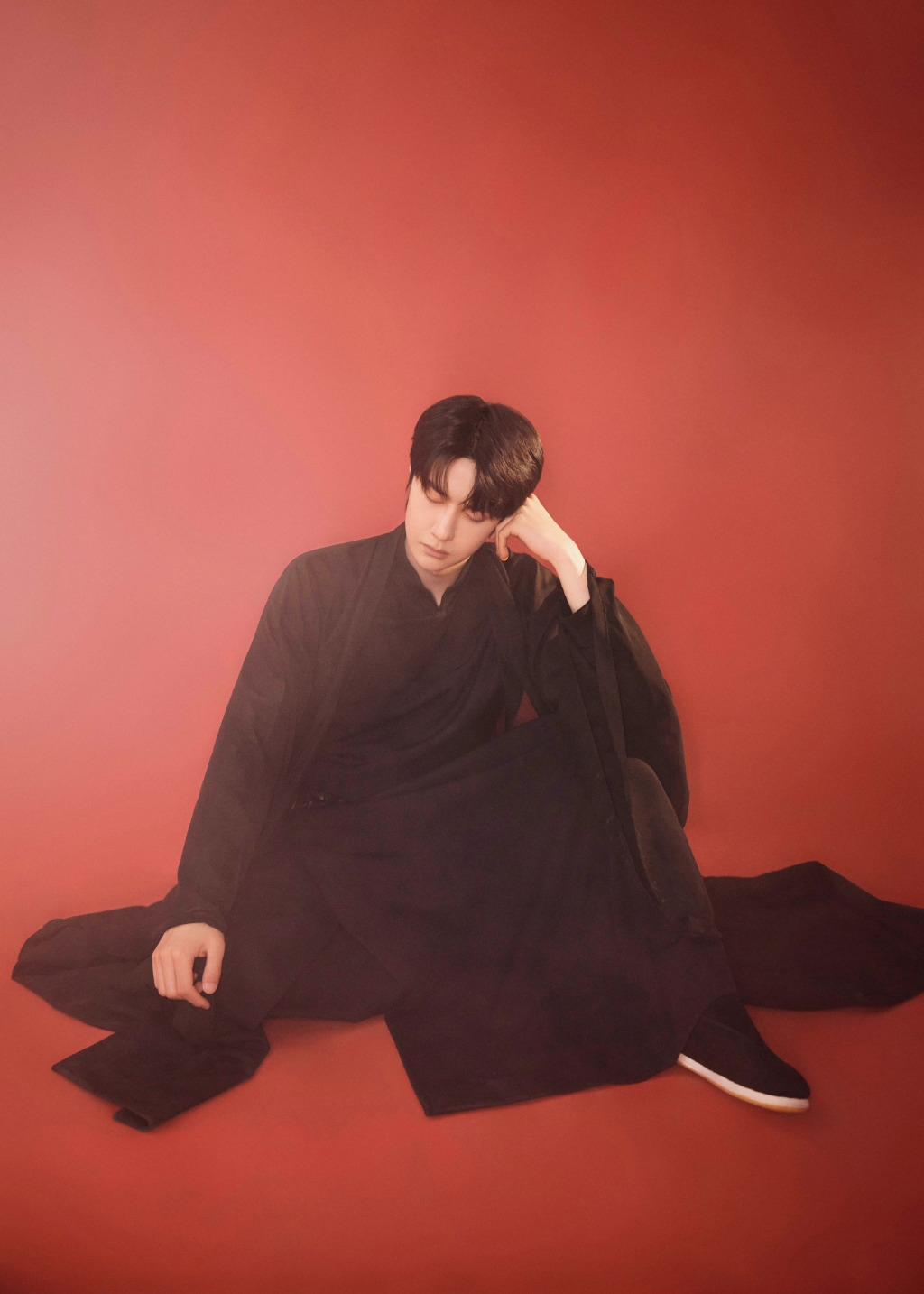 王一博河南春晚造型,黑色飘逸轻薄长袍,俊秀少年,国风之美