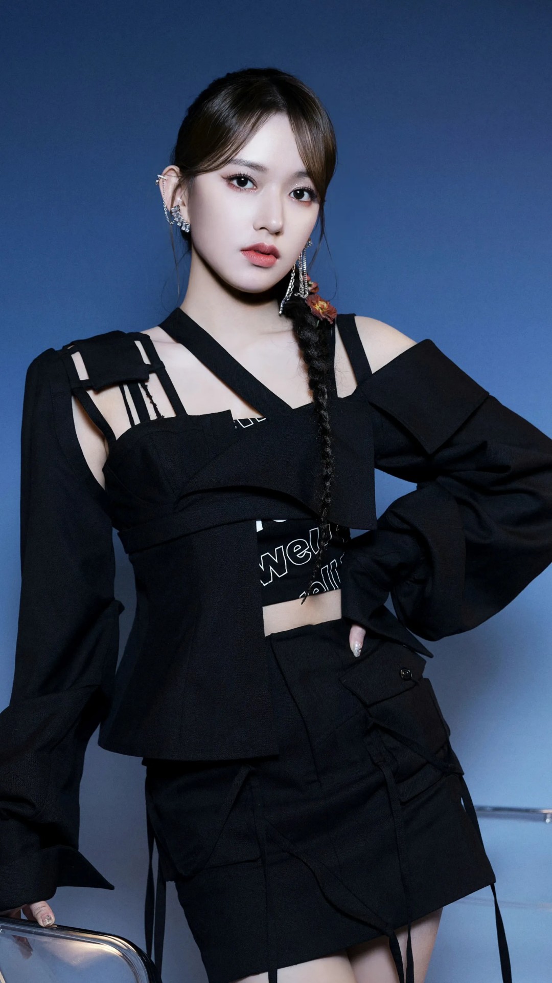 程潇:麻花小辫配黑色短裙,青春靓丽