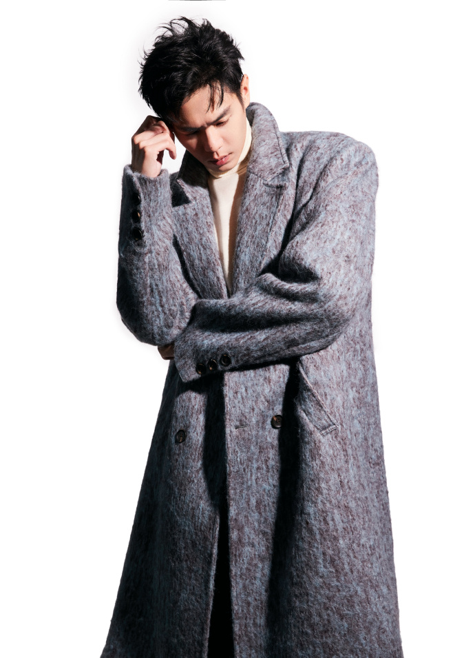 张若昀穿长款大衣帅气迷人