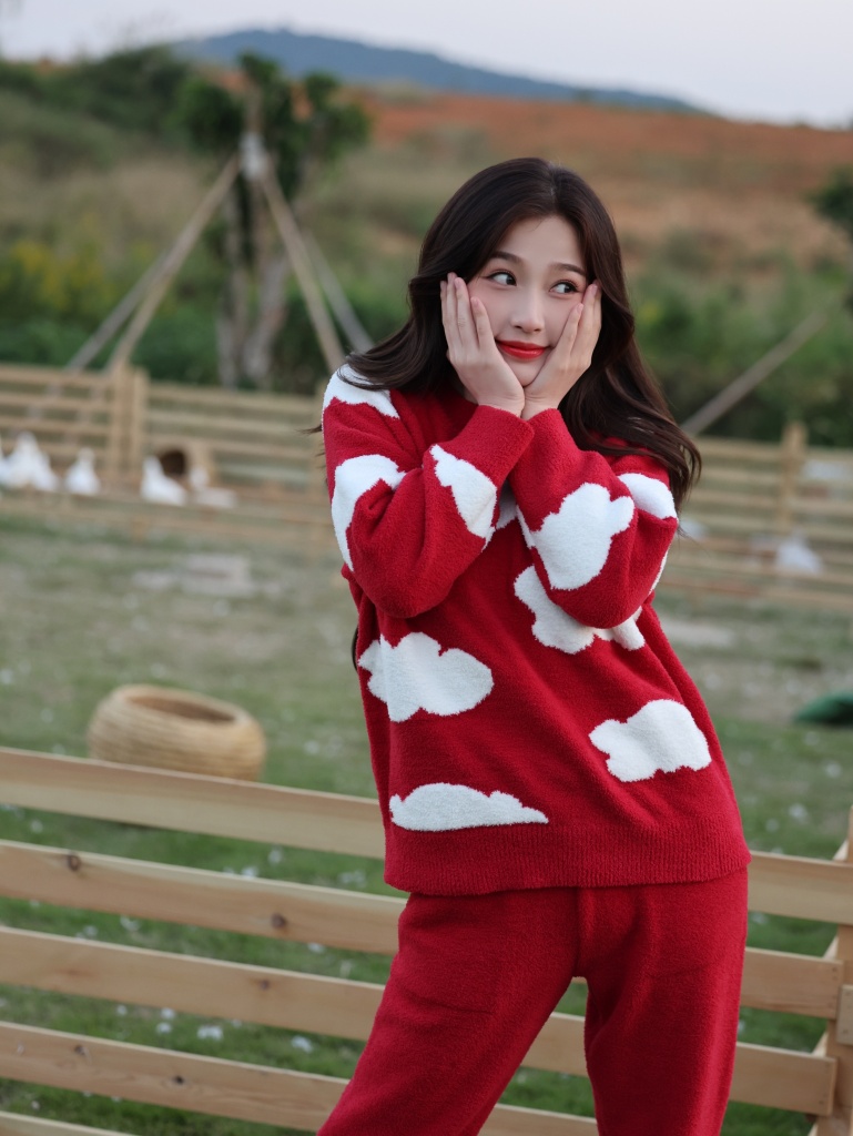 虞书欣发布红色毛衣造型写真 喜气洋洋应景节日氛围