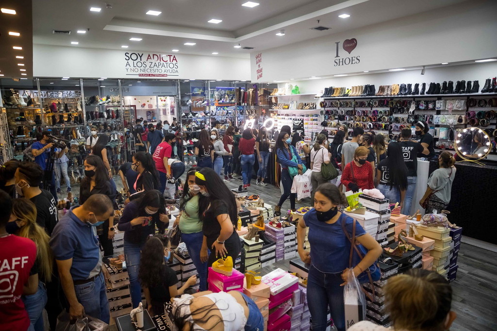 委内瑞拉提前"黑五"打折 商场人山人海抢购商品