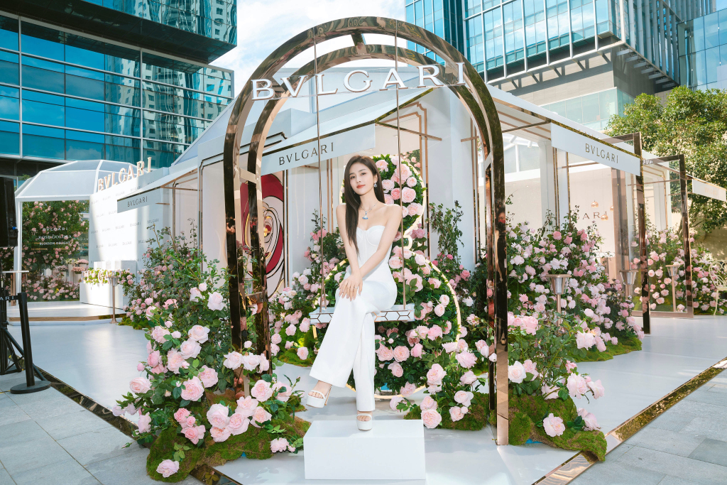 白鹿发布宝格丽香氛活动写真 长发顺直秀香肩又美又仙