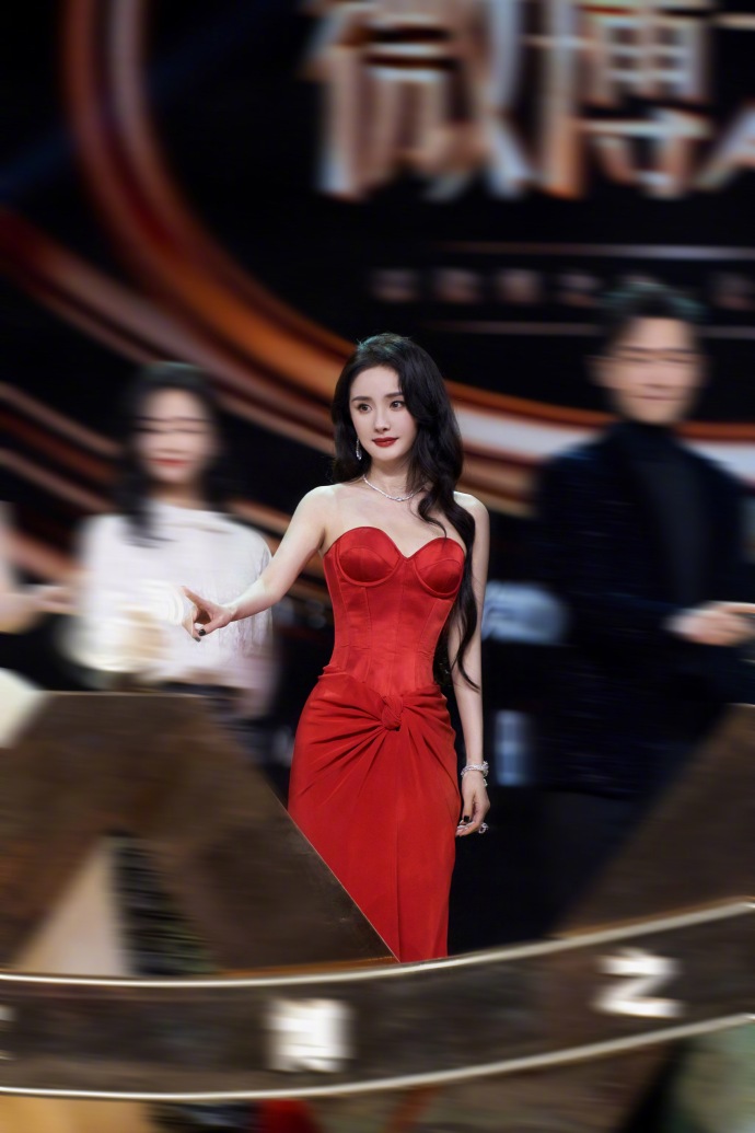 杨幂红裙长发造型惊艳迷人