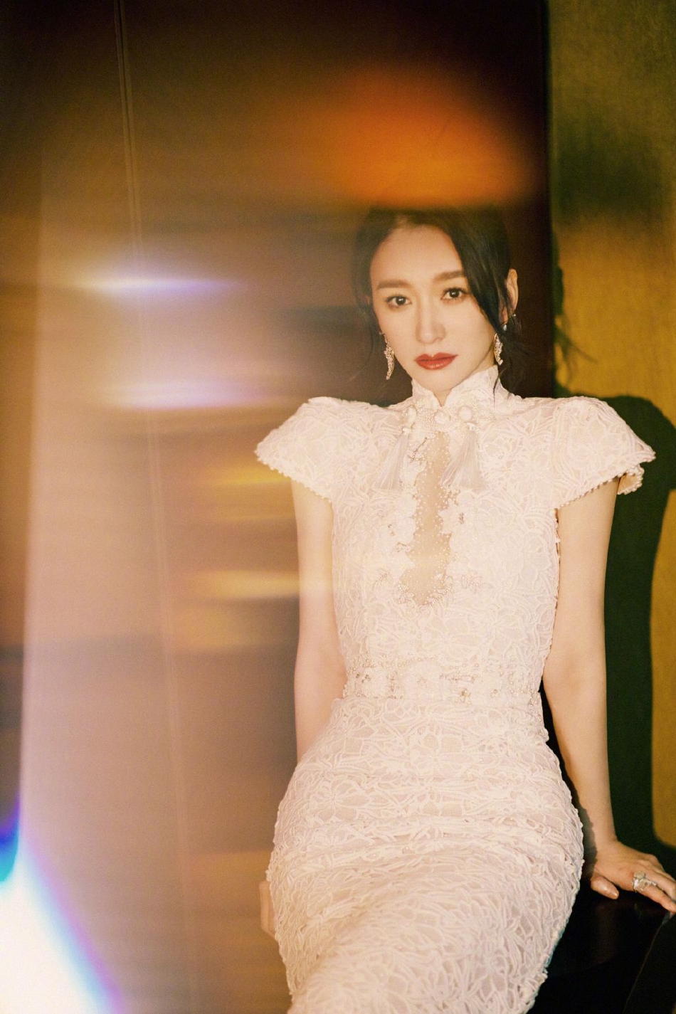 组图:李小冉出席北京时装周红毯 一袭白色蕾丝旗袍身材曲线完美