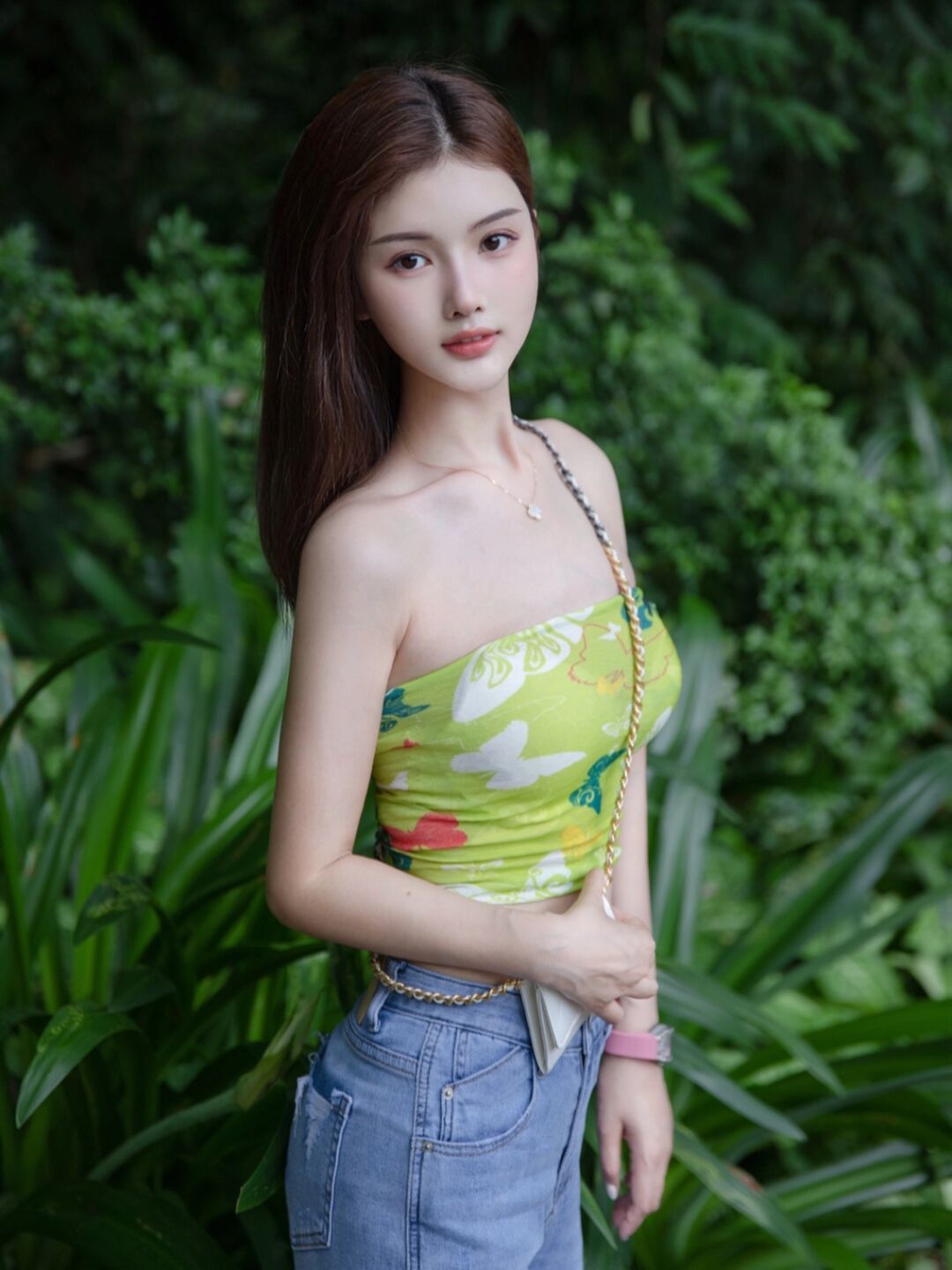 彩色抹胸背心搭配牛仔裤,外拍风景优美,美女穿的漂亮