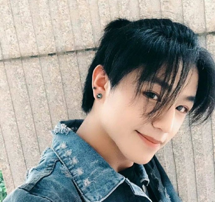 组图:张艺兴染色体公司曝光练习生合照 林韩中陈炳帆颜值高