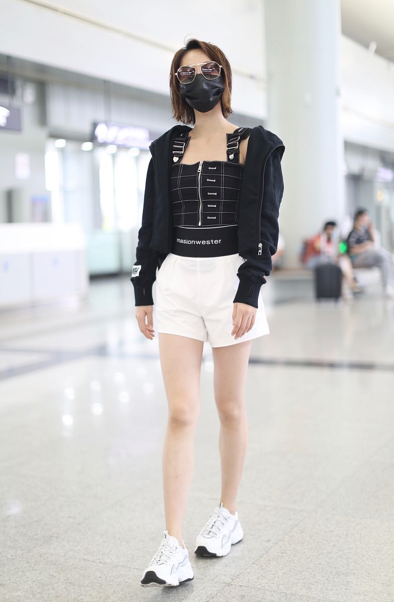 蓝盈莹街拍:smfk卫衣外套内袋方领吊带aw短裤acne老爹鞋酷女孩