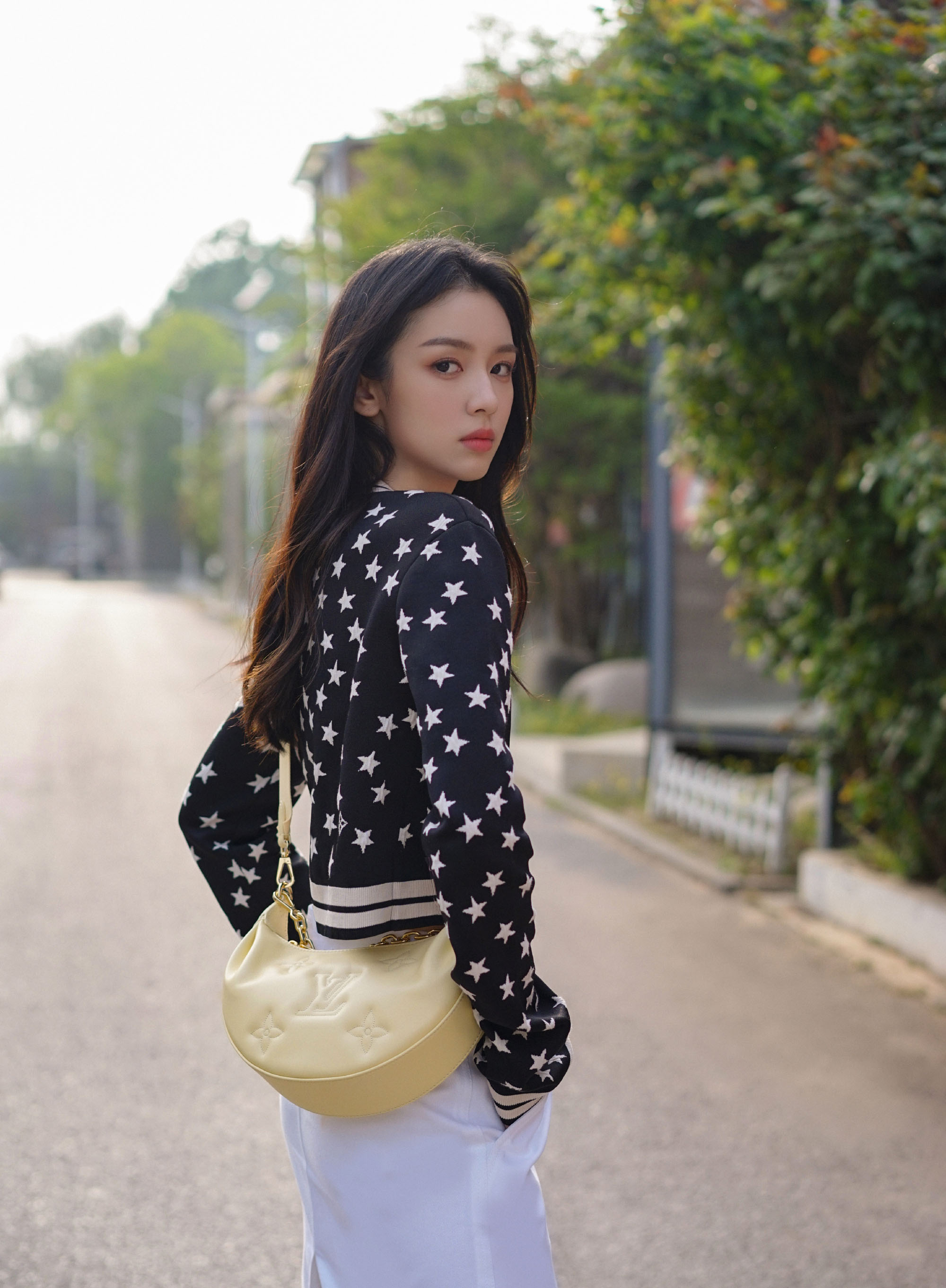 周也小红唇街拍,气质拿捏得死死的