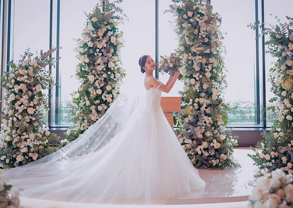 组图:板野友美sns分享结婚典礼照片 穿白色婚纱粉丝赞绝美