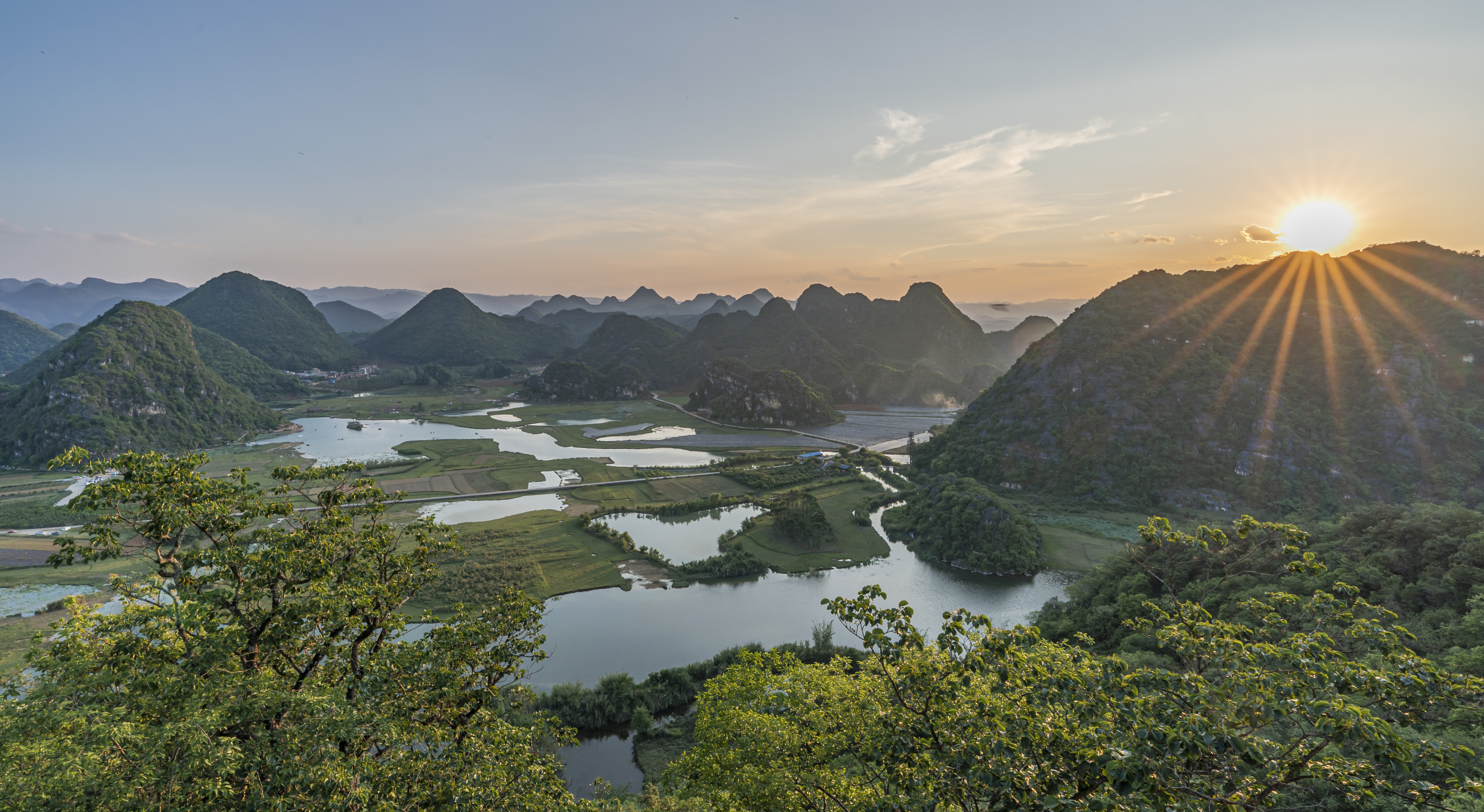 云南文山州丘北县普者黑喀斯特岩溶地貌山水田园风光