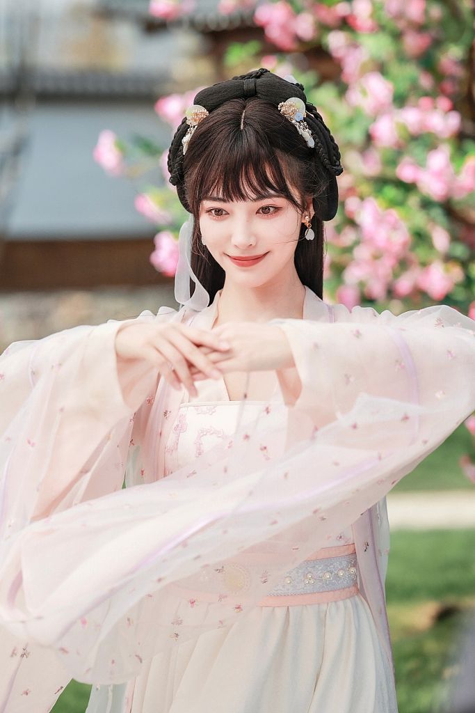 许佳琪汉服造型现身《清明奇妙游》出演少女李清照古韵悠然