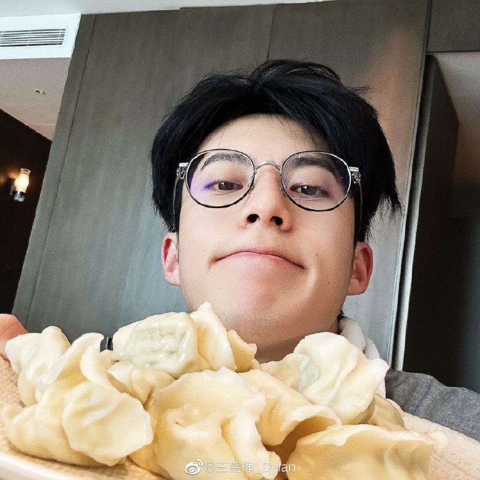 组图:王鹤棣晒冬至自拍 手捧水饺素颜出镜侧颜精致帅气