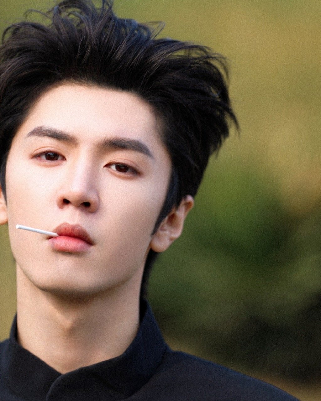 张哲远出席微博之夜造型,黑色别致束腰西装,释放别致的个性风貌